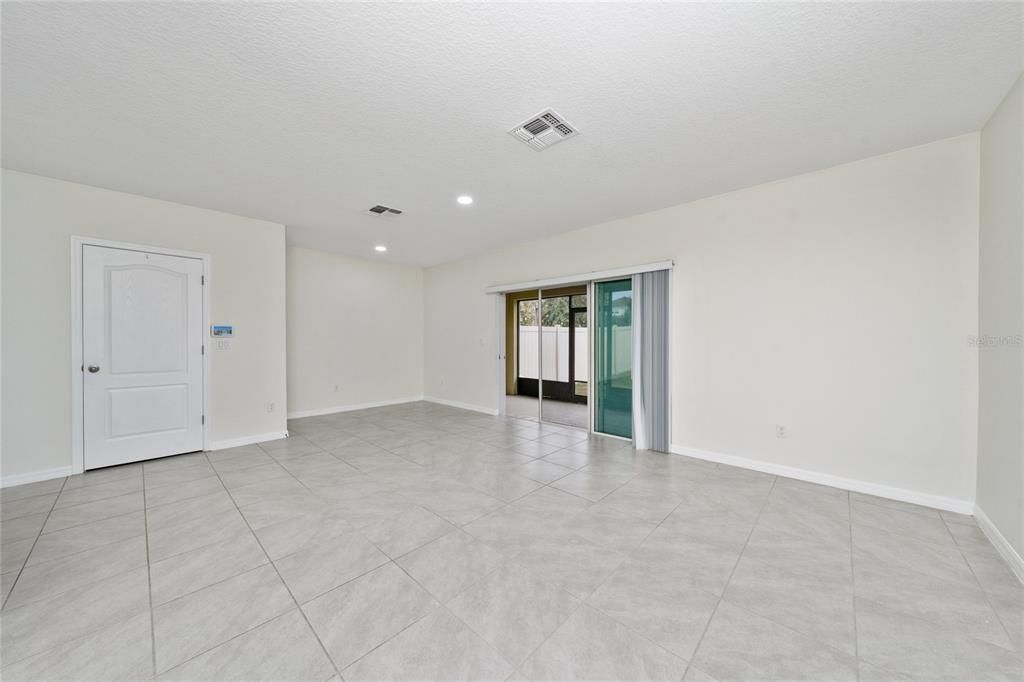 Activo con contrato: $2,300 (3 camas, 2 baños, 1530 Pies cuadrados)