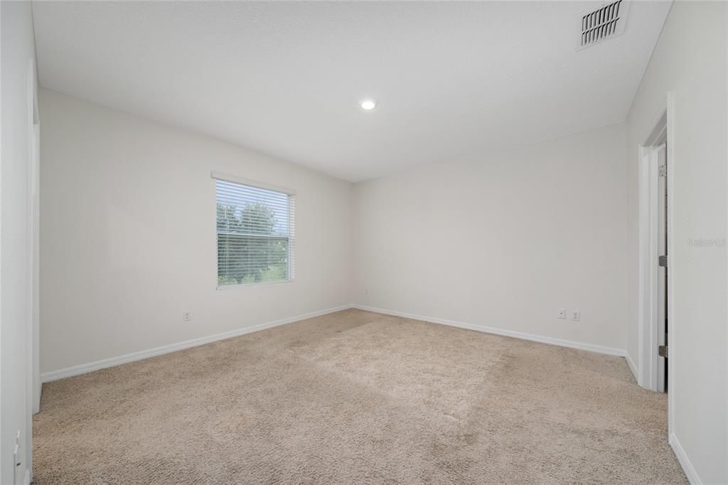 Activo con contrato: $2,300 (3 camas, 2 baños, 1530 Pies cuadrados)