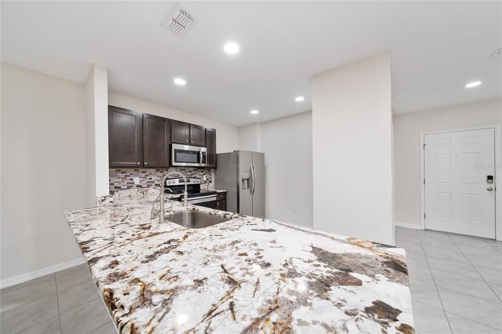 Activo con contrato: $2,300 (3 camas, 2 baños, 1530 Pies cuadrados)