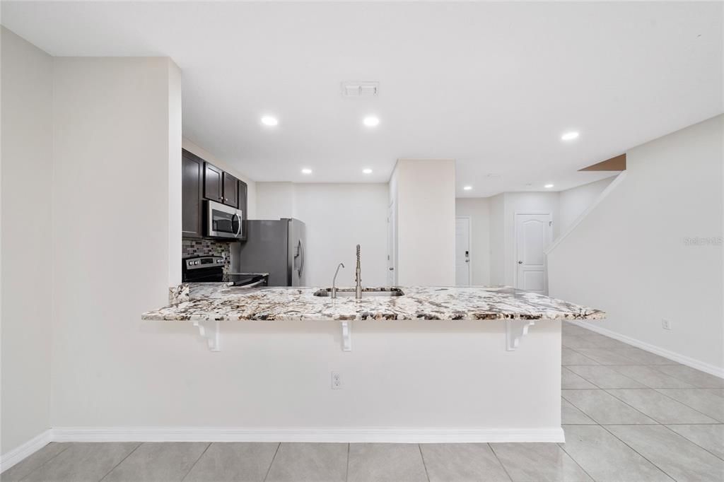 Activo con contrato: $2,300 (3 camas, 2 baños, 1530 Pies cuadrados)