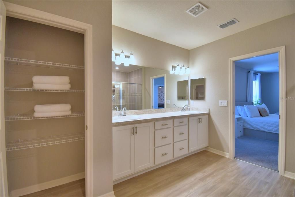 En Venta: $479,500 (5 camas, 3 baños, 3200 Pies cuadrados)