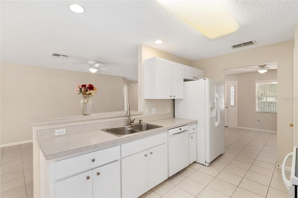 Под контрактом: $169,900 (2 спален, 2 ванн, 1414 Квадратных фут)