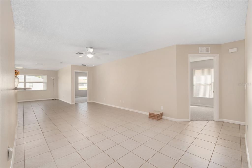 Под контрактом: $169,900 (2 спален, 2 ванн, 1414 Квадратных фут)