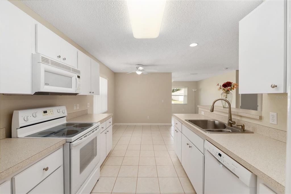 Под контрактом: $169,900 (2 спален, 2 ванн, 1414 Квадратных фут)