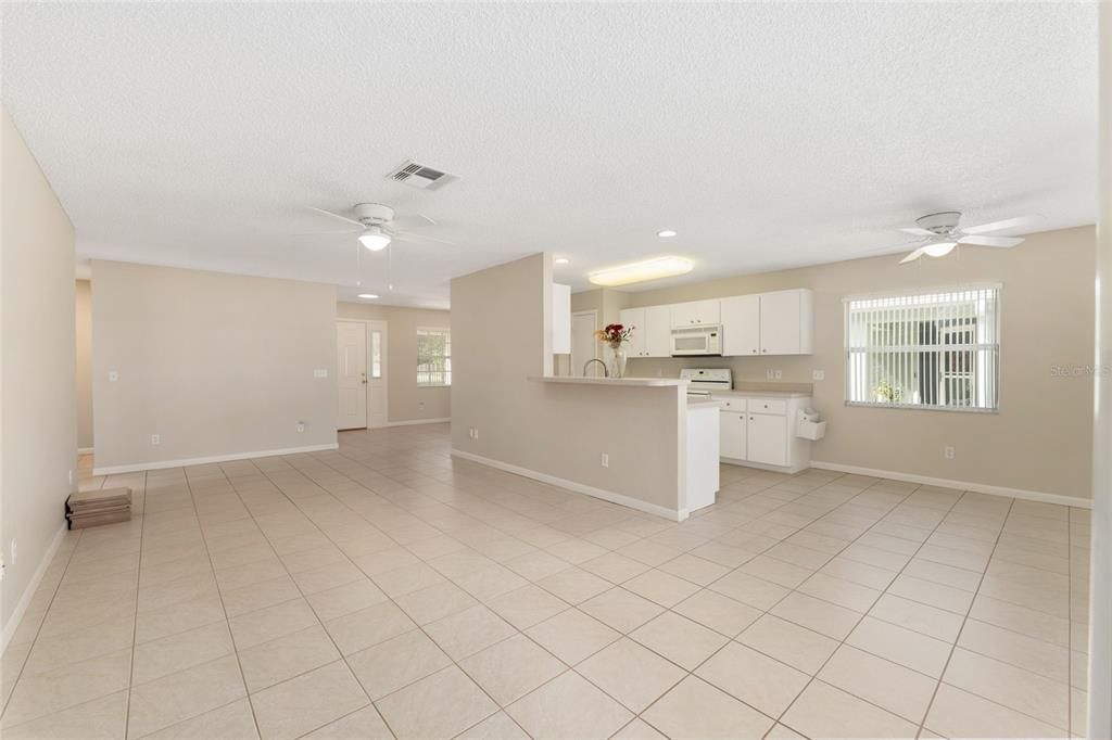 Под контрактом: $169,900 (2 спален, 2 ванн, 1414 Квадратных фут)