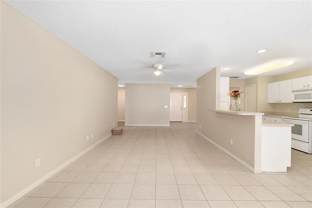 Под контрактом: $169,900 (2 спален, 2 ванн, 1414 Квадратных фут)