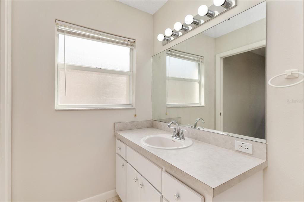 Под контрактом: $169,900 (2 спален, 2 ванн, 1414 Квадратных фут)