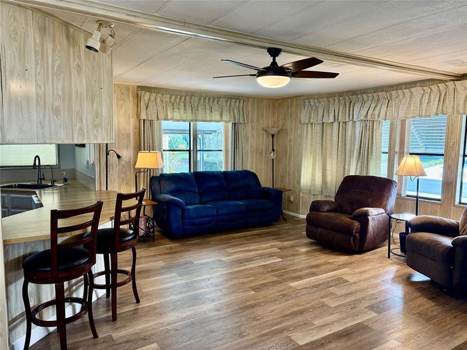 待售: $165,000 (2 贝兹, 2 浴室, 1248 平方英尺)