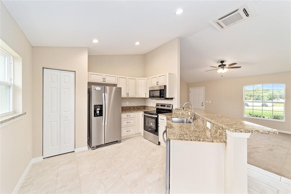 В аренду: $1,800 (3 спален, 2 ванн, 1282 Квадратных фут)