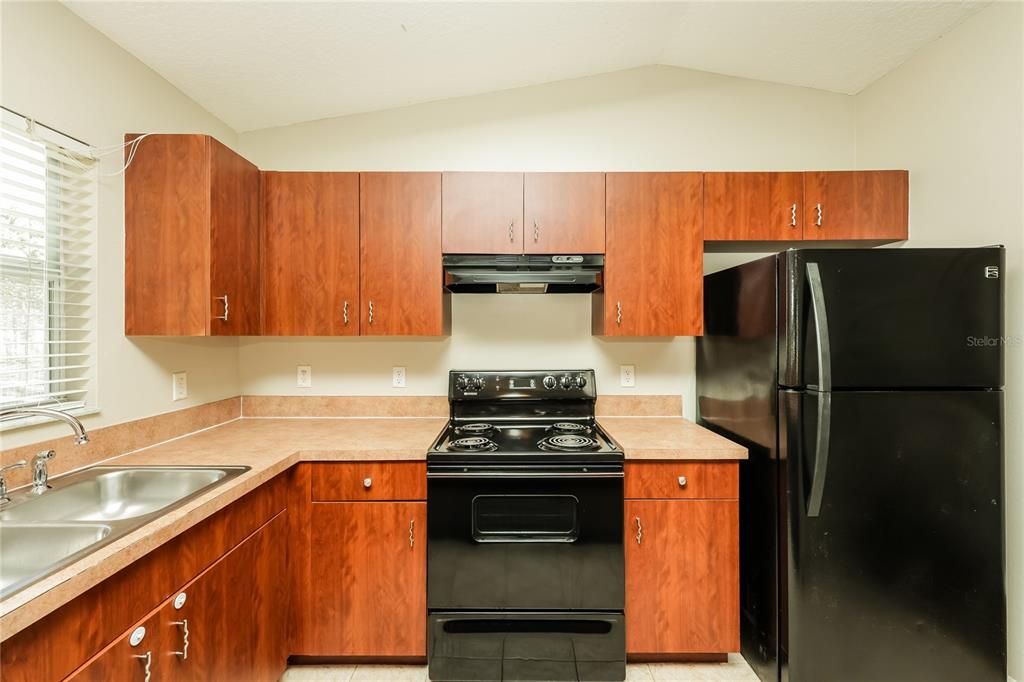 合同活跃: $244,000 (3 贝兹, 2 浴室, 1366 平方英尺)