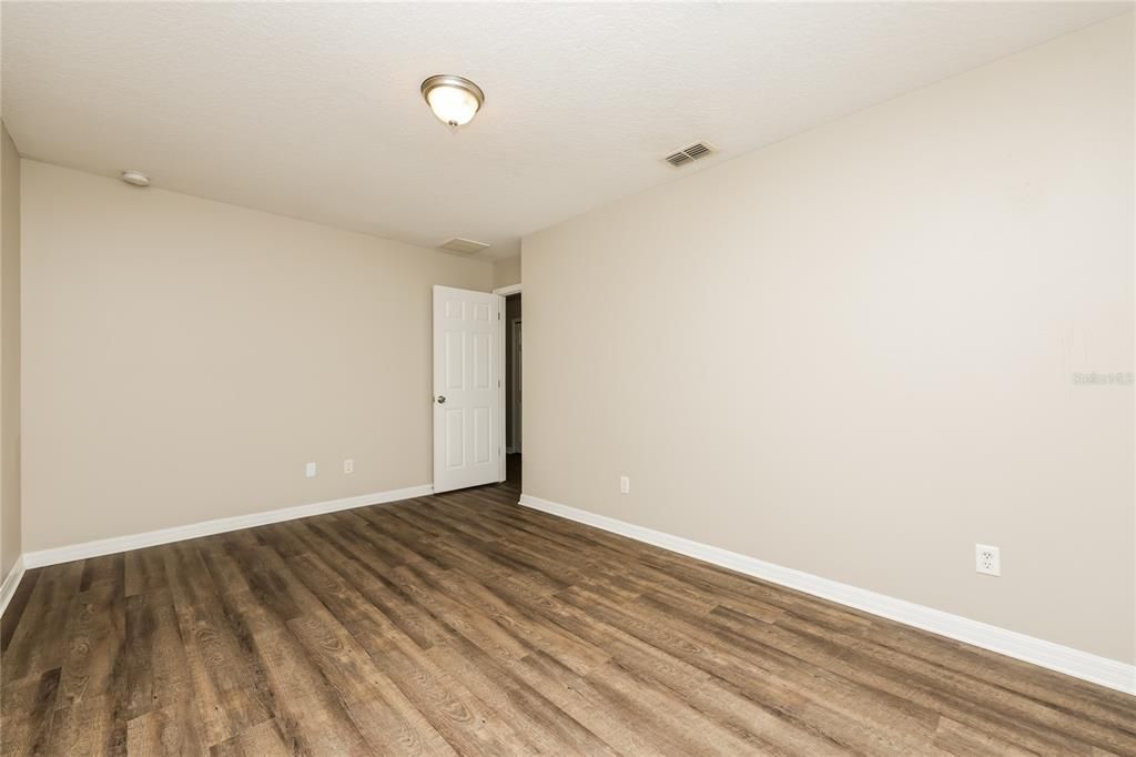 合同活跃: $244,000 (3 贝兹, 2 浴室, 1366 平方英尺)