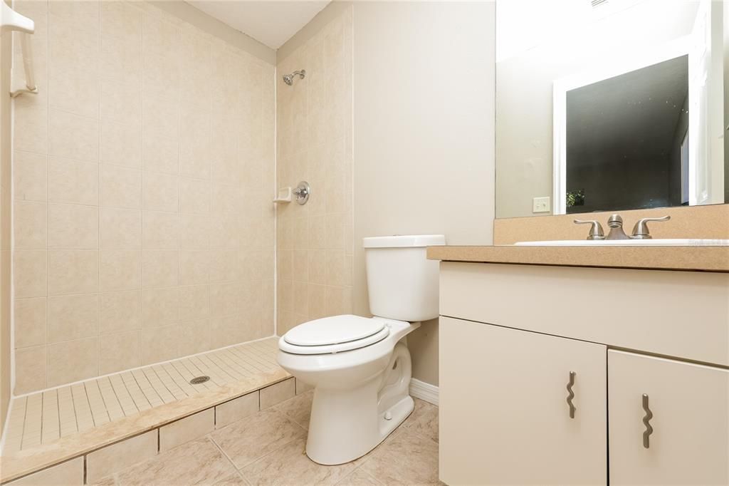 合同活跃: $244,000 (3 贝兹, 2 浴室, 1366 平方英尺)