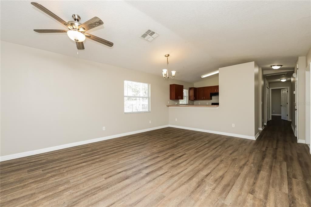 合同活跃: $244,000 (3 贝兹, 2 浴室, 1366 平方英尺)