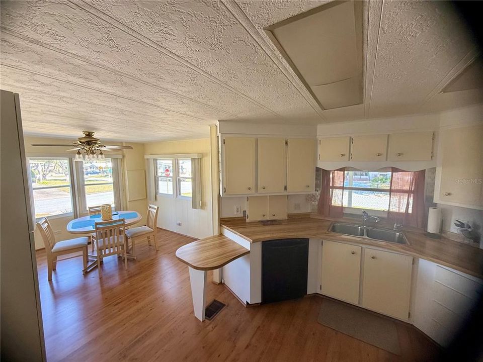 待售: $180,000 (2 贝兹, 2 浴室, 1192 平方英尺)