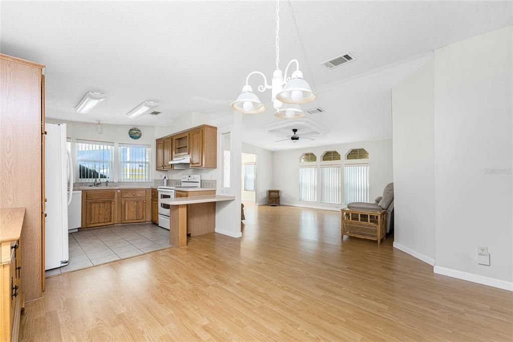 待售: $143,000 (2 贝兹, 2 浴室, 1413 平方英尺)