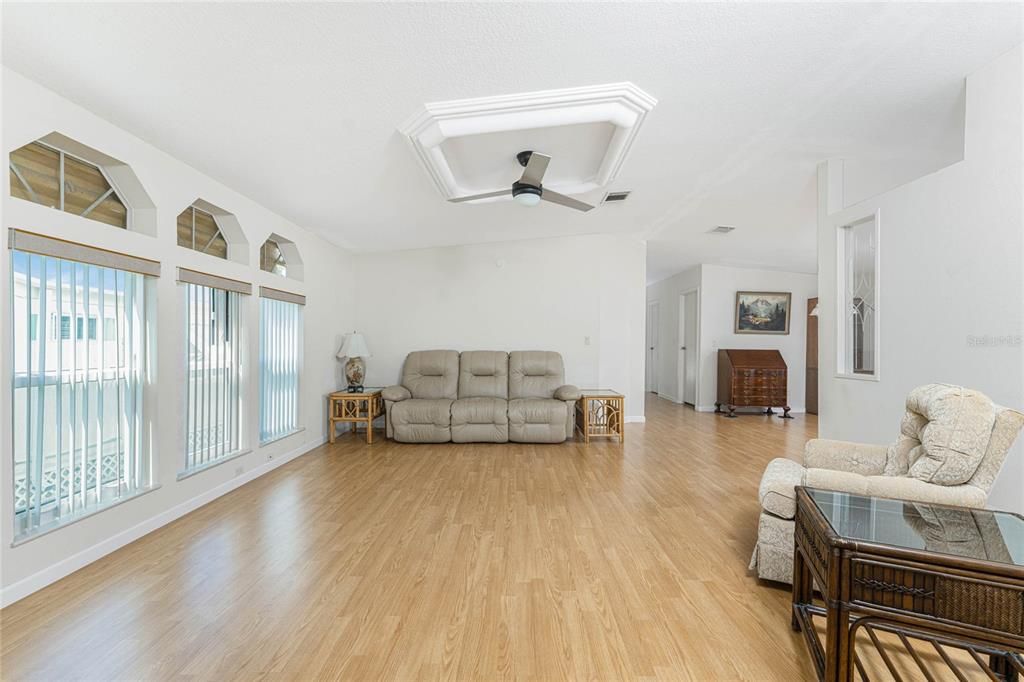 待售: $143,000 (2 贝兹, 2 浴室, 1413 平方英尺)