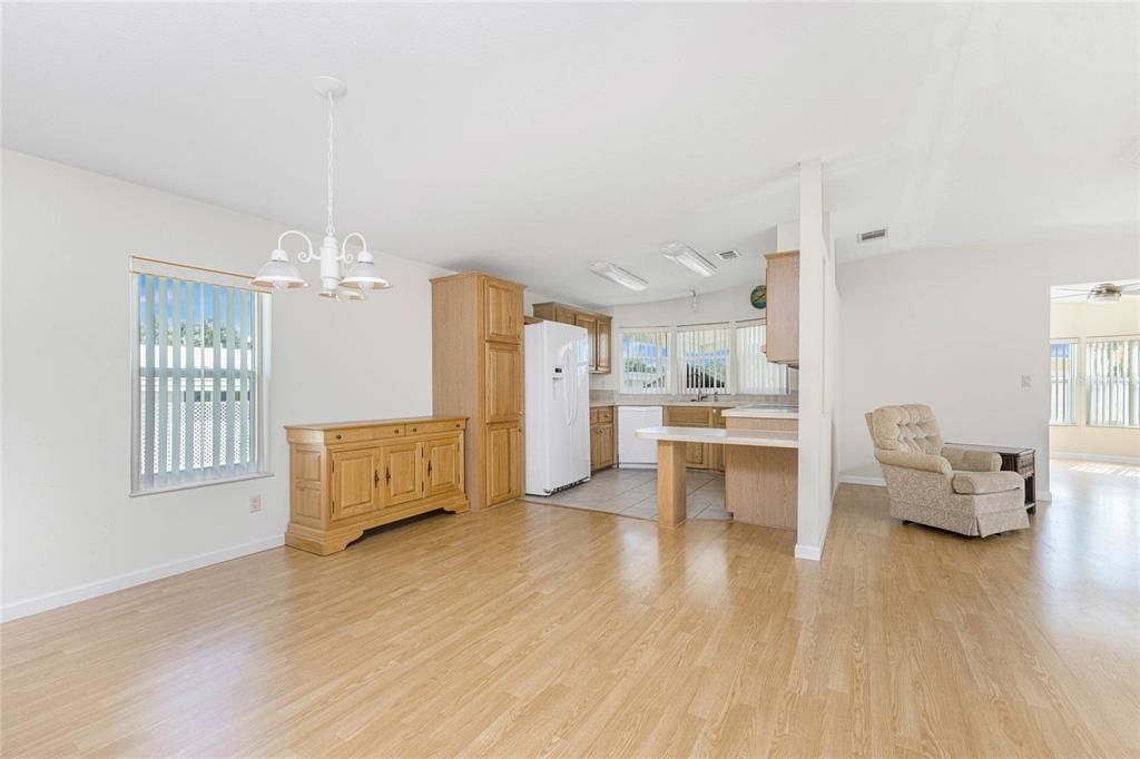 待售: $143,000 (2 贝兹, 2 浴室, 1413 平方英尺)