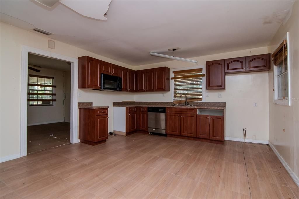 Active With Contract: $329,000 (3 beds, 1 baths, 1744 Square Feet)