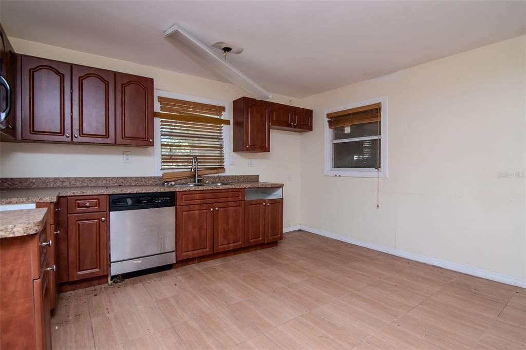 Active With Contract: $329,000 (3 beds, 1 baths, 1744 Square Feet)