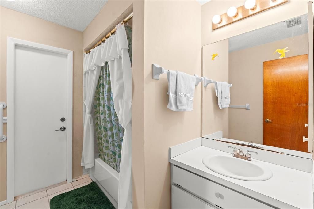 Active With Contract: $350,000 (3 beds, 2 baths, 1708 Square Feet)