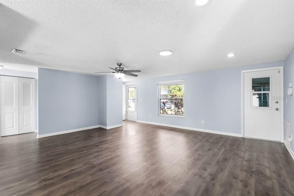 For Sale: $310,900 (3 beds, 2 baths, 1371 Square Feet)