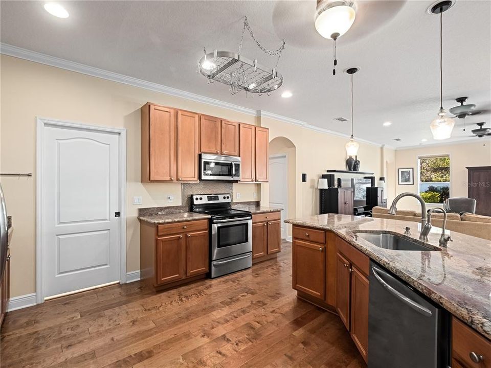 Activo con contrato: $549,900 (4 camas, 3 baños, 2240 Pies cuadrados)