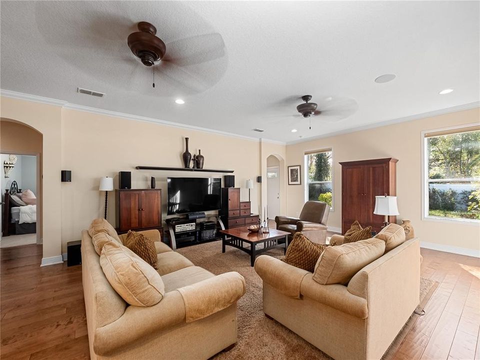 Activo con contrato: $549,900 (4 camas, 3 baños, 2240 Pies cuadrados)