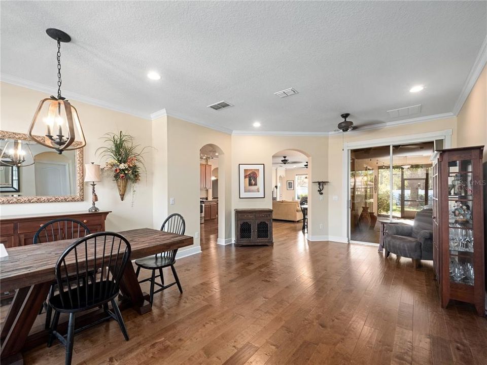 Activo con contrato: $549,900 (4 camas, 3 baños, 2240 Pies cuadrados)