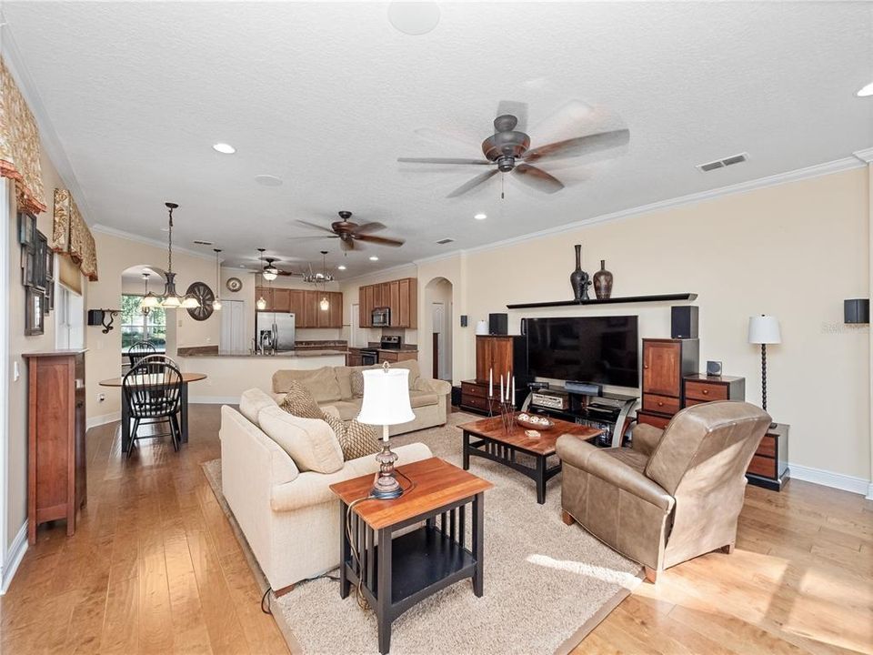 Activo con contrato: $549,900 (4 camas, 3 baños, 2240 Pies cuadrados)