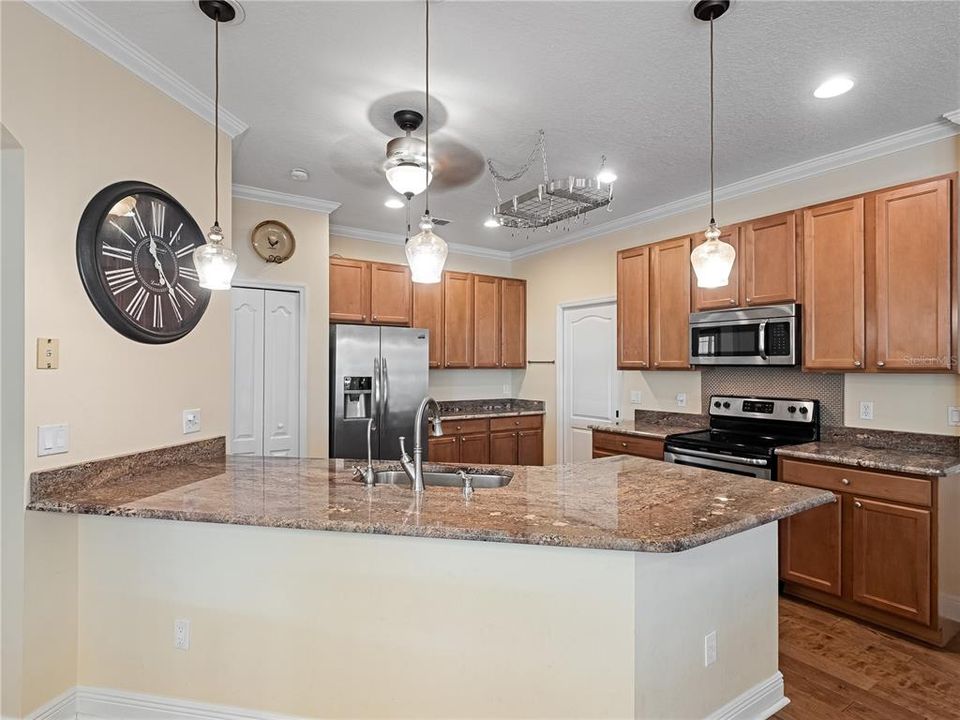 Activo con contrato: $549,900 (4 camas, 3 baños, 2240 Pies cuadrados)