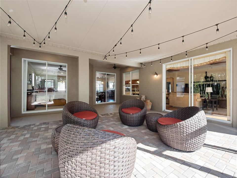 Activo con contrato: $549,900 (4 camas, 3 baños, 2240 Pies cuadrados)