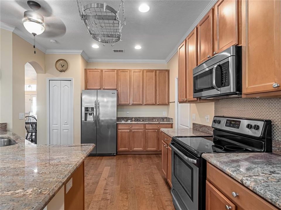 Activo con contrato: $549,900 (4 camas, 3 baños, 2240 Pies cuadrados)