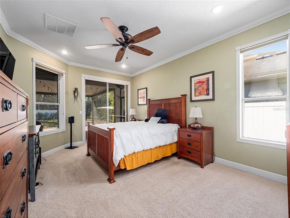 Activo con contrato: $549,900 (4 camas, 3 baños, 2240 Pies cuadrados)