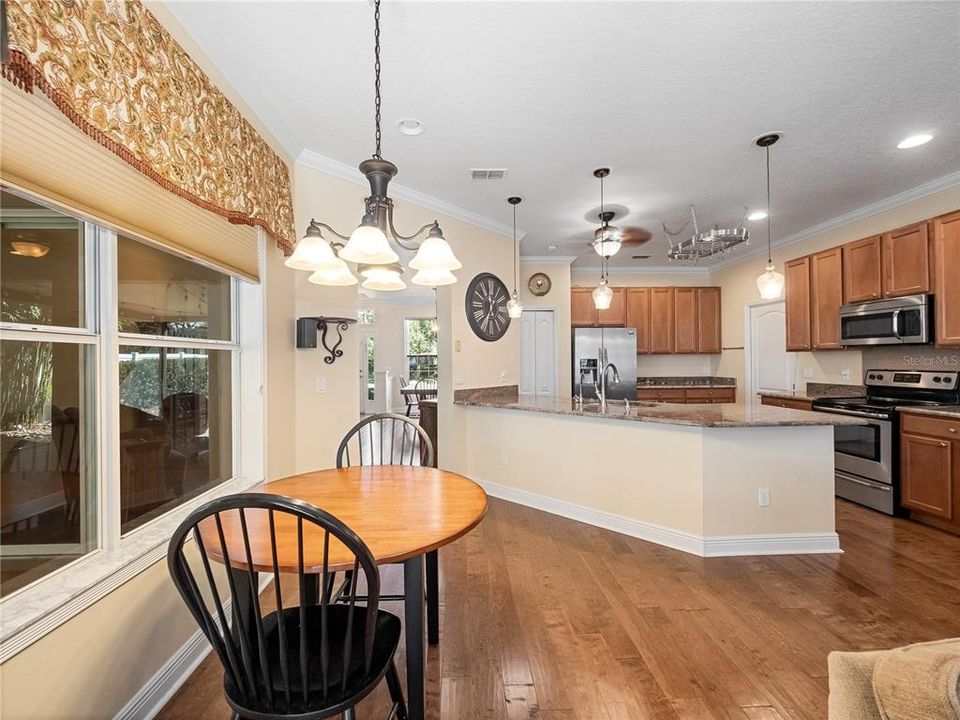 Activo con contrato: $549,900 (4 camas, 3 baños, 2240 Pies cuadrados)