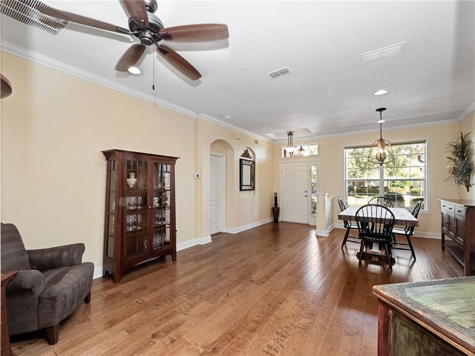 Activo con contrato: $549,900 (4 camas, 3 baños, 2240 Pies cuadrados)