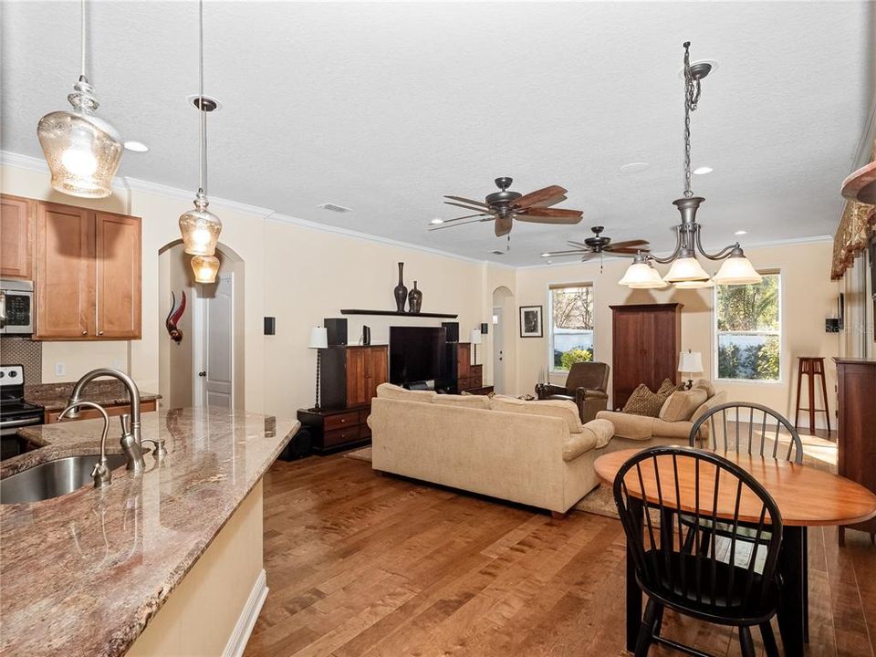 Activo con contrato: $549,900 (4 camas, 3 baños, 2240 Pies cuadrados)