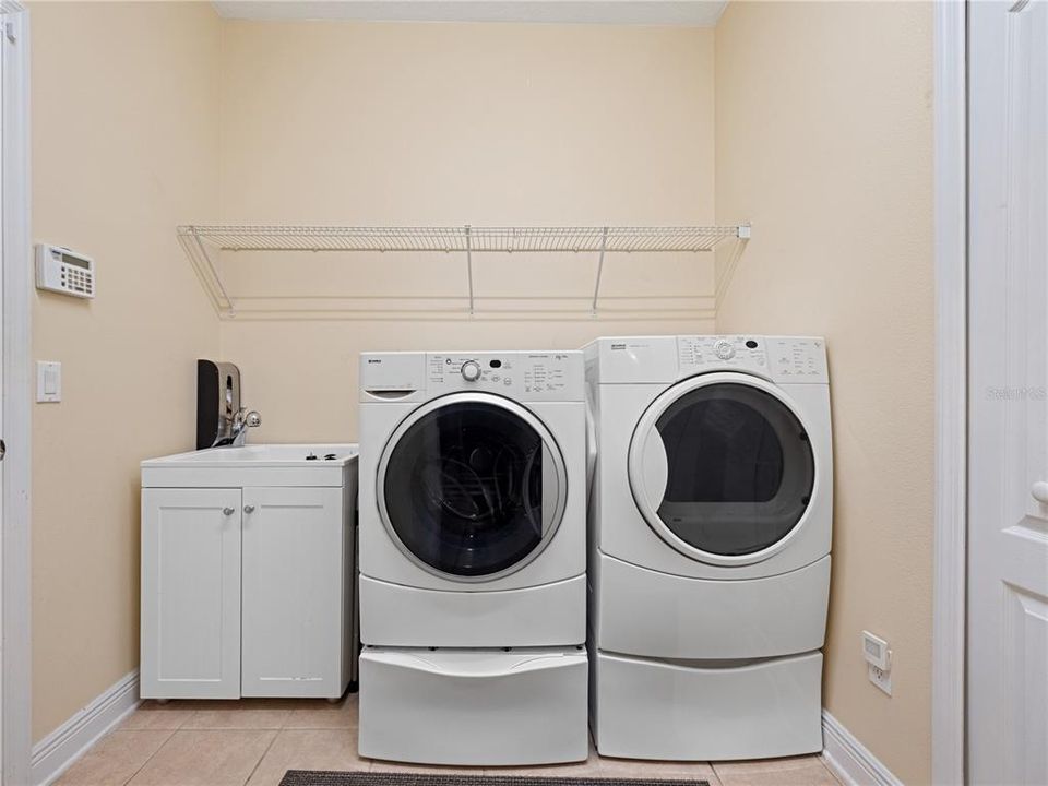 Activo con contrato: $549,900 (4 camas, 3 baños, 2240 Pies cuadrados)