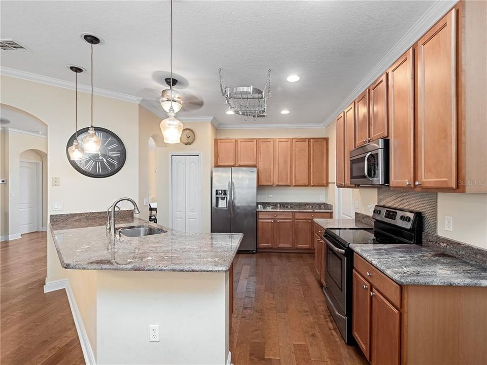 Activo con contrato: $549,900 (4 camas, 3 baños, 2240 Pies cuadrados)