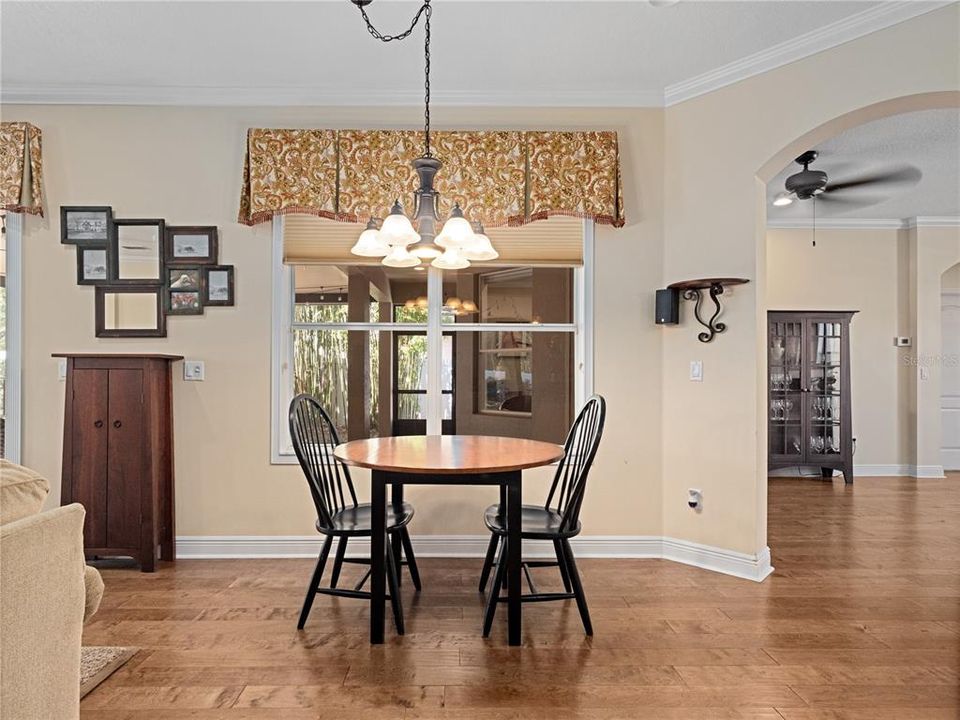 Activo con contrato: $549,900 (4 camas, 3 baños, 2240 Pies cuadrados)