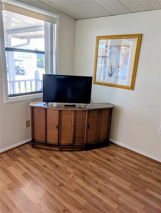 For Sale: $125,500 (2 beds, 1 baths, 738 Square Feet)