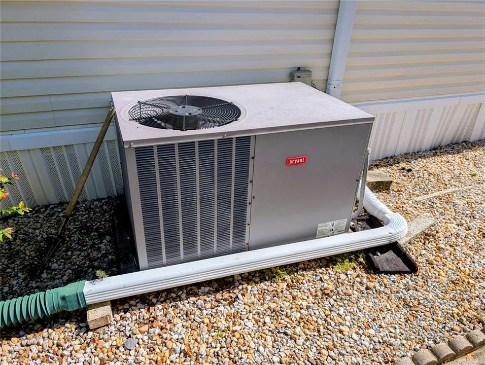 For Sale: $125,500 (2 beds, 1 baths, 738 Square Feet)