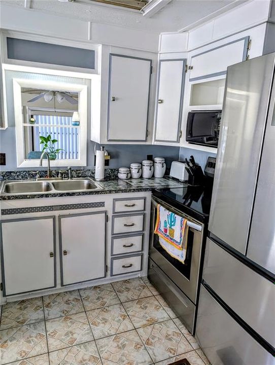 For Sale: $125,500 (2 beds, 1 baths, 738 Square Feet)