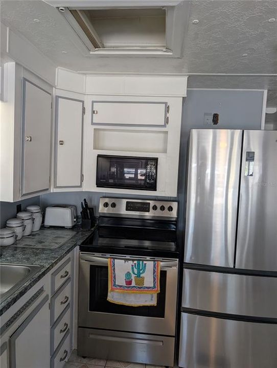 For Sale: $125,500 (2 beds, 1 baths, 738 Square Feet)