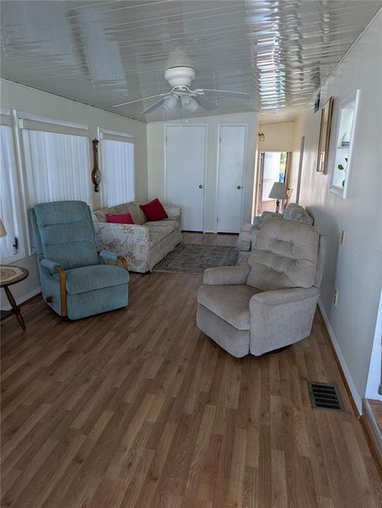 For Sale: $125,500 (2 beds, 1 baths, 738 Square Feet)