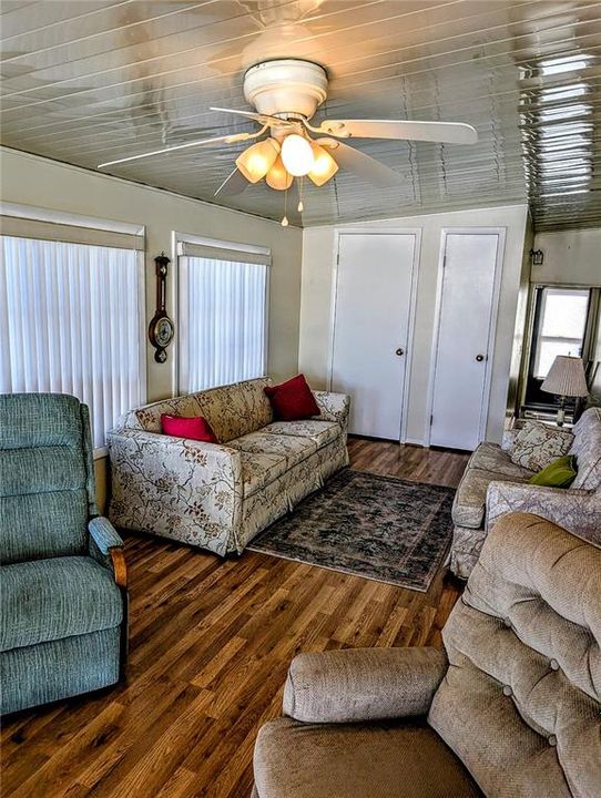 For Sale: $125,500 (2 beds, 1 baths, 738 Square Feet)