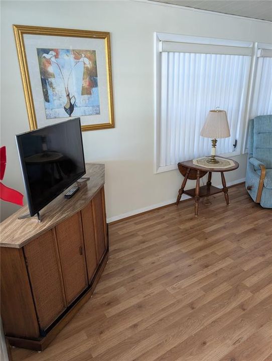 For Sale: $125,500 (2 beds, 1 baths, 738 Square Feet)