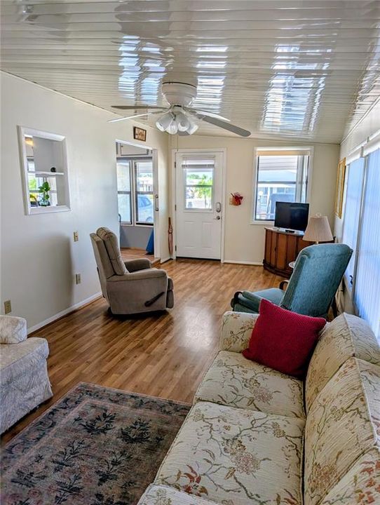 For Sale: $125,500 (2 beds, 1 baths, 738 Square Feet)