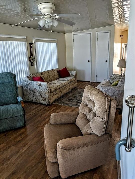 For Sale: $125,500 (2 beds, 1 baths, 738 Square Feet)