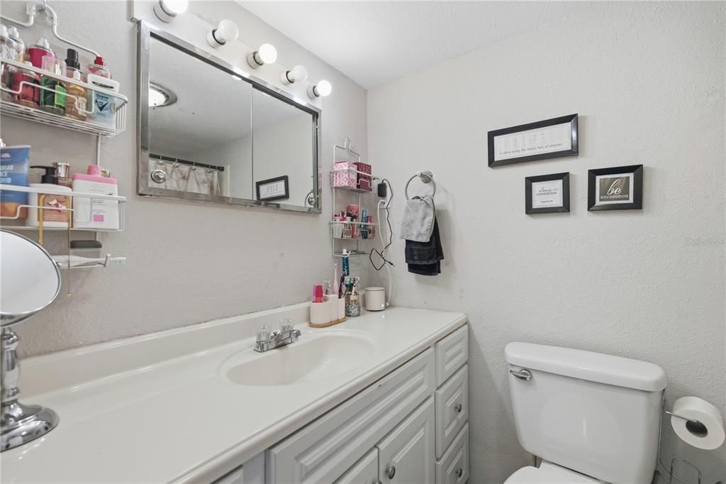 待售: $109,000 (2 贝兹, 2 浴室, 1062 平方英尺)