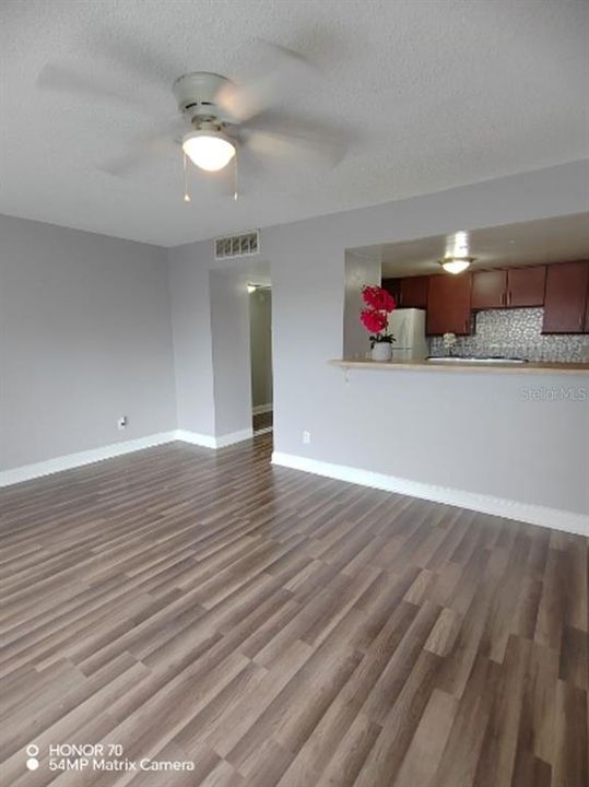 出租: $1,300 (1 贝兹, 1 浴室, 586 平方英尺)